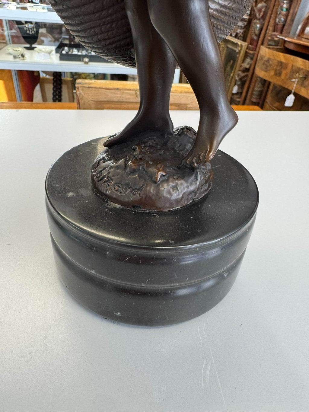 Suzanne Bizard (1873-1963) Bronze Skulptur Mädchen mit Körben