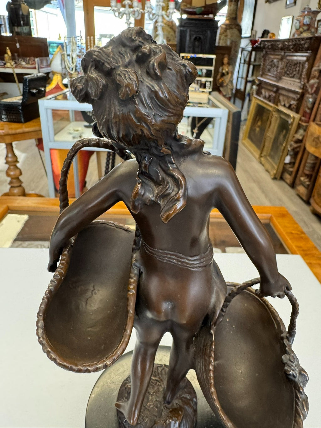 Suzanne Bizard (1873-1963) Bronze Skulptur Mädchen mit Körben