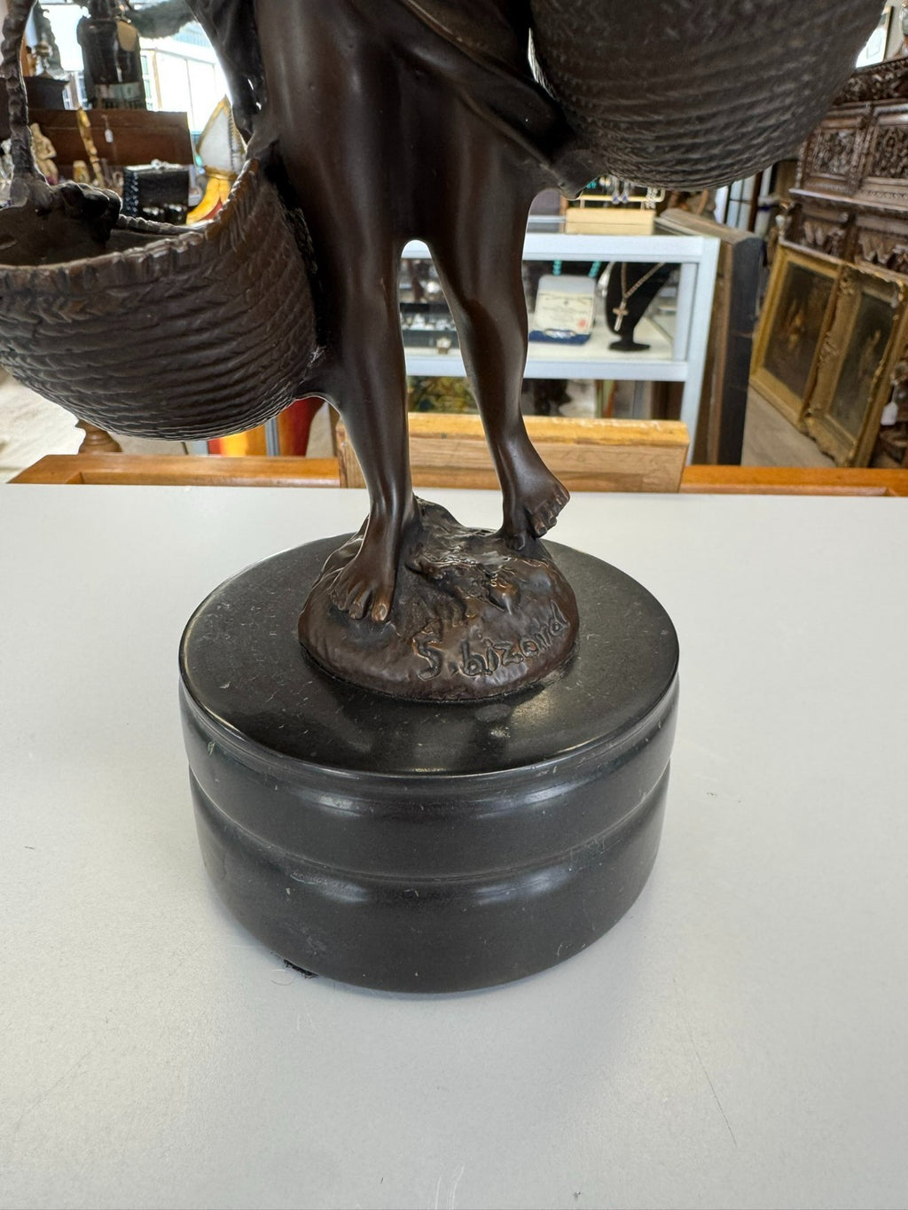 Suzanne Bizard (1873-1963) Bronze Skulptur Mädchen mit Körben