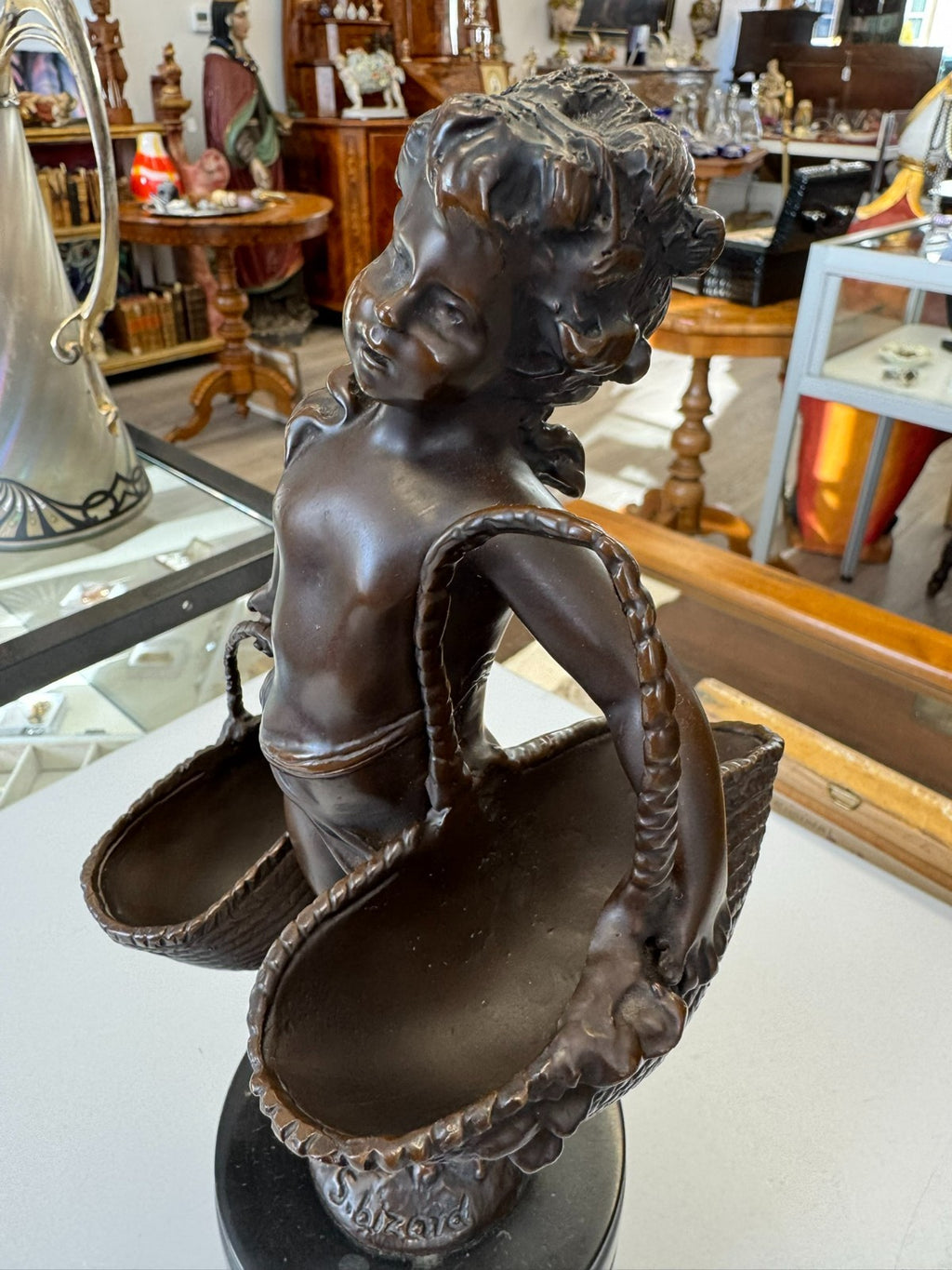 Suzanne Bizard (1873-1963) Bronze Skulptur Mädchen mit Körben