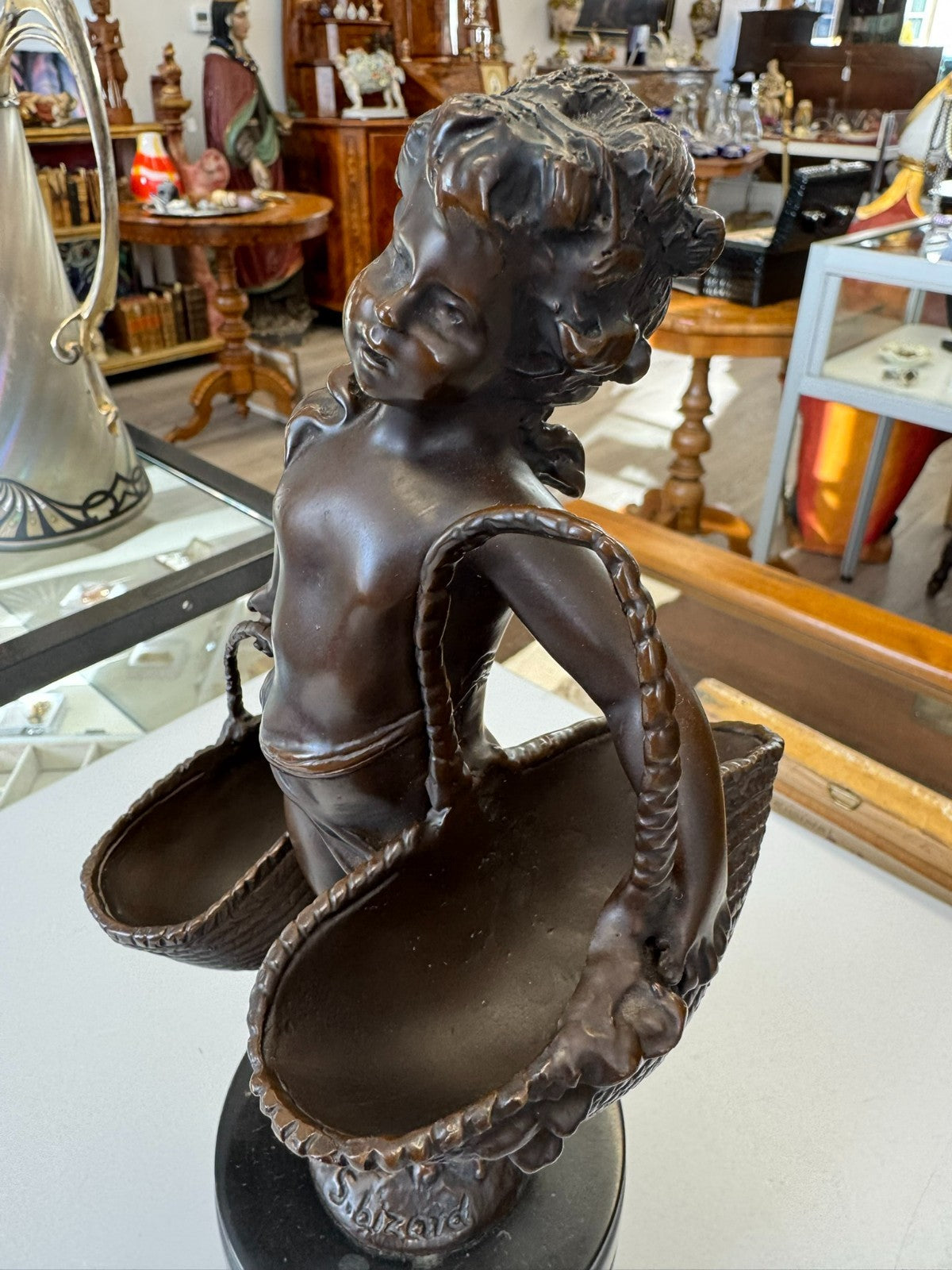 Suzanne Bizard (1873-1963) Bronze Skulptur Mädchen mit Körben