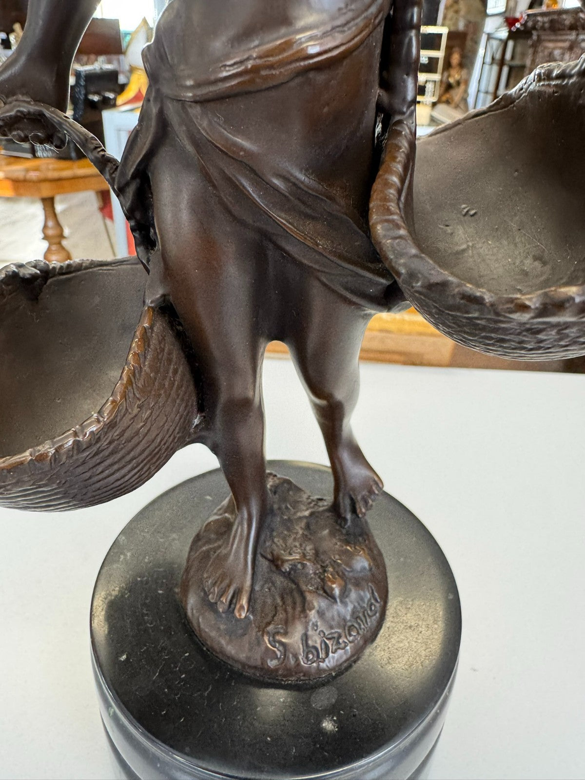 Suzanne Bizard (1873-1963) Bronze Skulptur Mädchen mit Körben