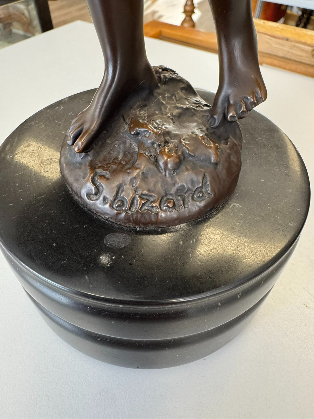 Suzanne Bizard (1873-1963) Bronze Skulptur Mädchen mit Körben