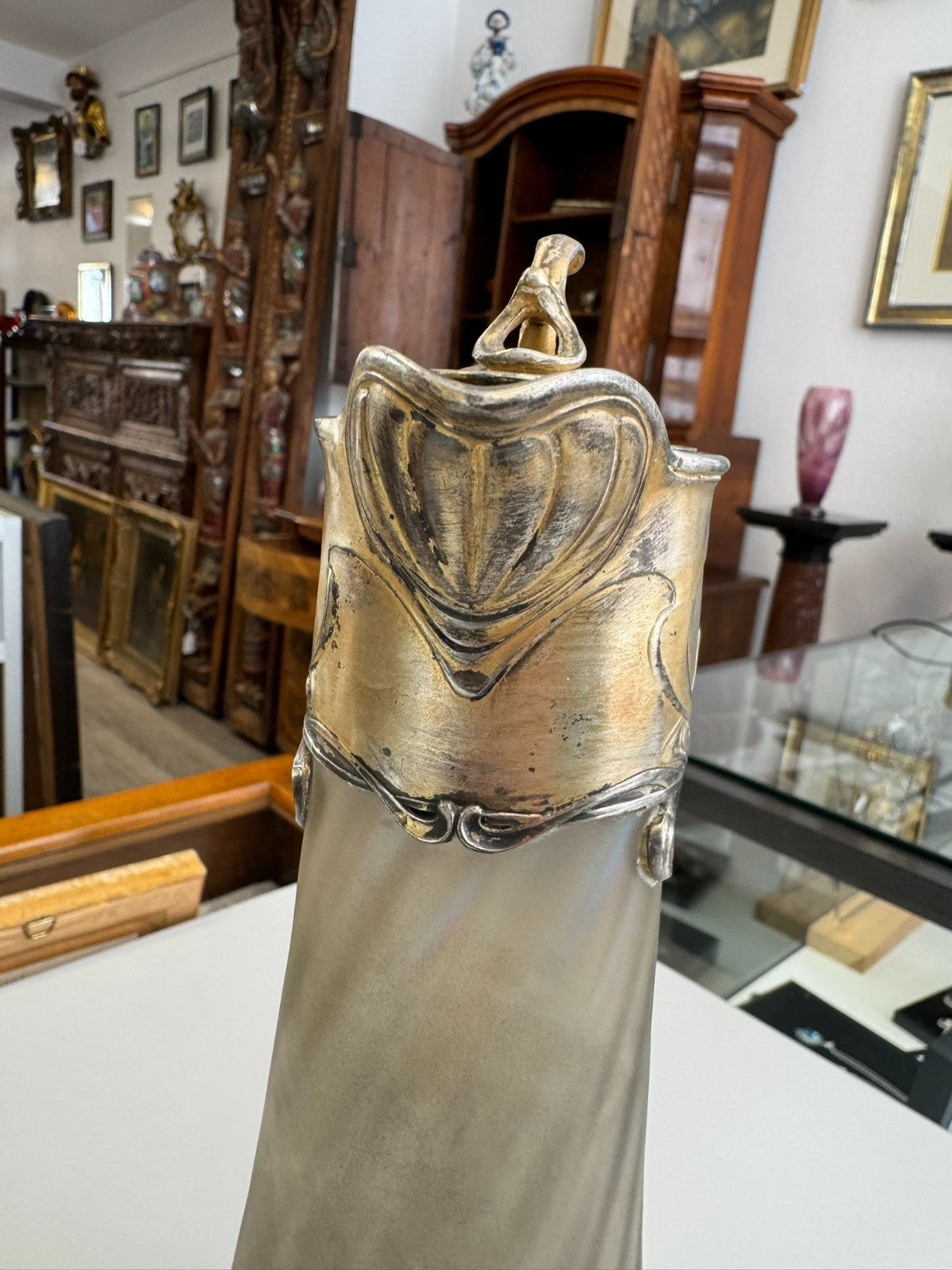 Herausragende Jugendstil Karaffe aus Satiniertem Glas mit Vergoldeter Montur