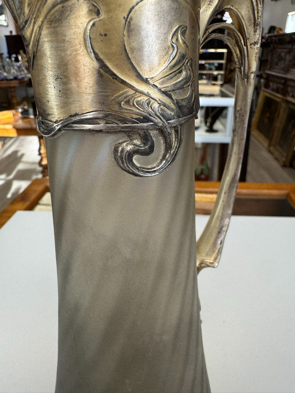 Herausragende Jugendstil Karaffe aus Satiniertem Glas mit Vergoldeter Montur