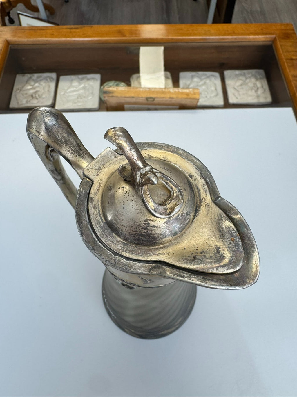 Herausragende Jugendstil Karaffe aus Satiniertem Glas mit Vergoldeter Montur