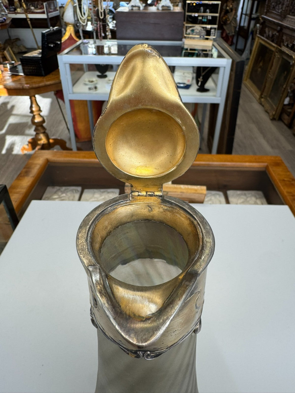 Herausragende Jugendstil Karaffe aus Satiniertem Glas mit Vergoldeter Montur