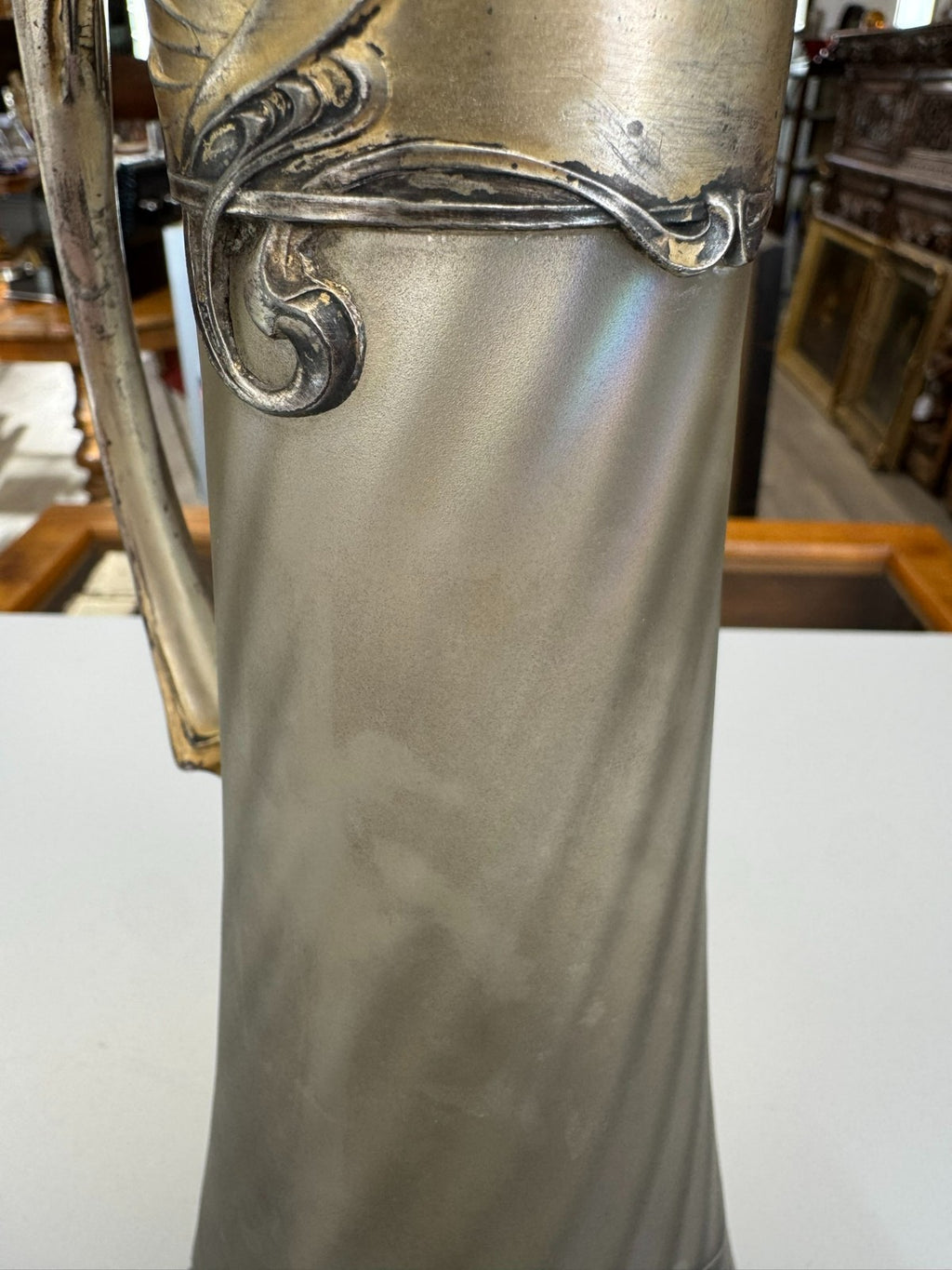 Herausragende Jugendstil Karaffe aus Satiniertem Glas mit Vergoldeter Montur