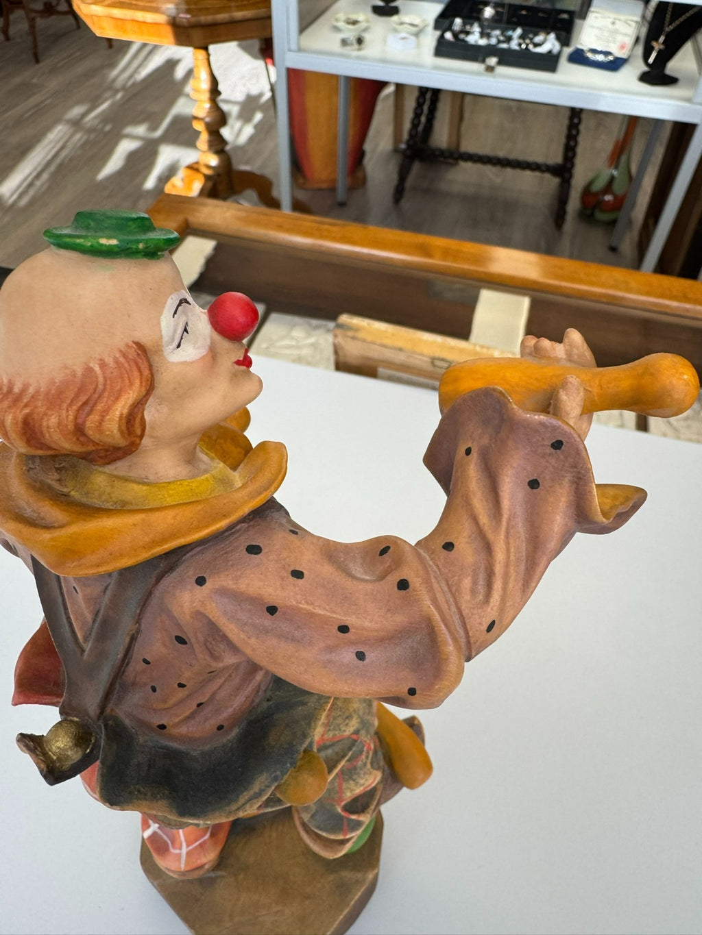 Neuzeitige Skulptur aus Holz 28cm Clown handbemalt