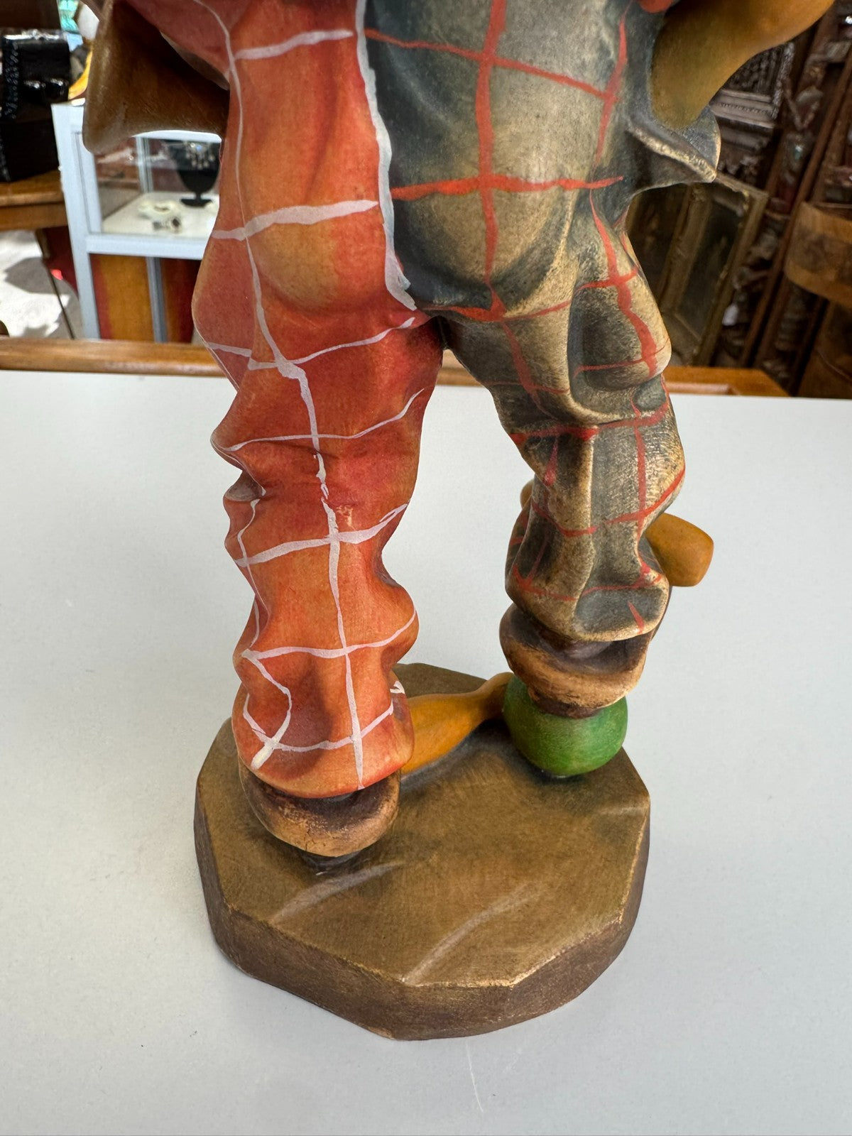 Neuzeitige Skulptur aus Holz 28cm Clown handbemalt