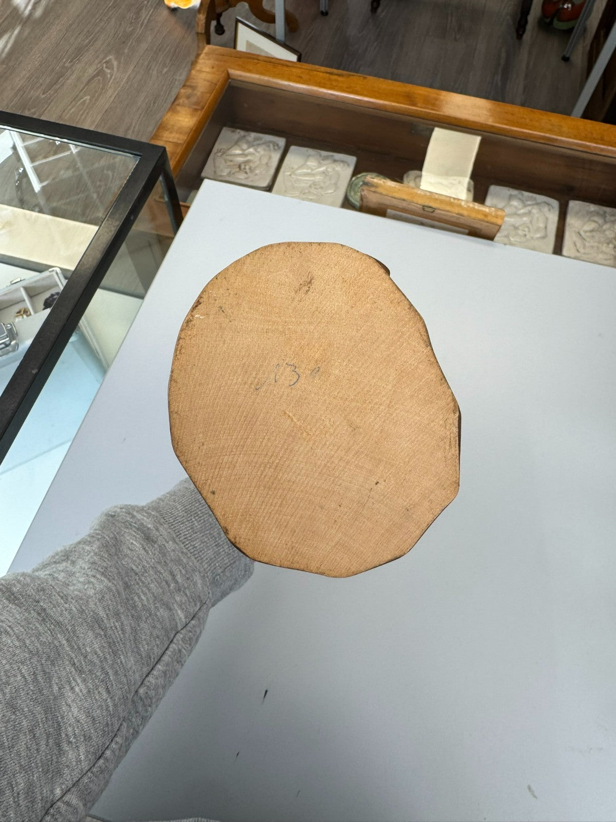 Neuzeitige Skulptur aus Holz 28cm Clown handbemalt