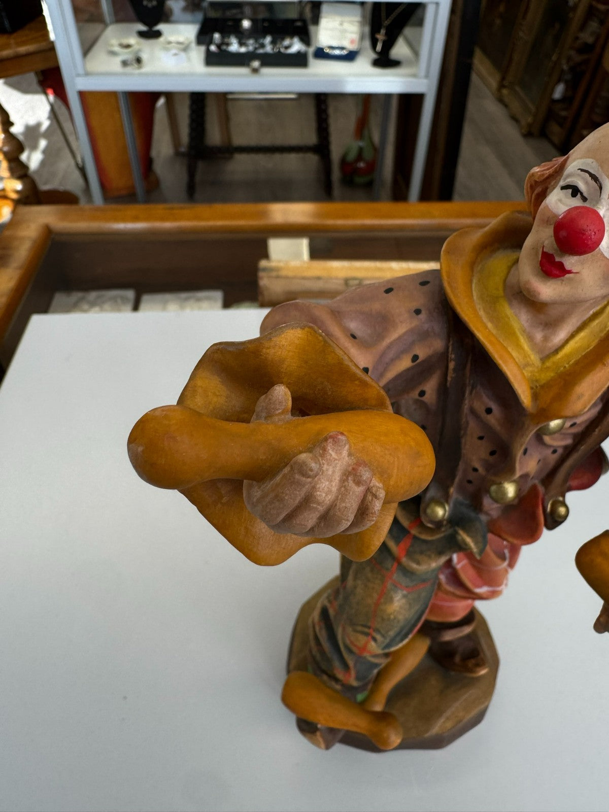 Neuzeitige Skulptur aus Holz 28cm Clown handbemalt