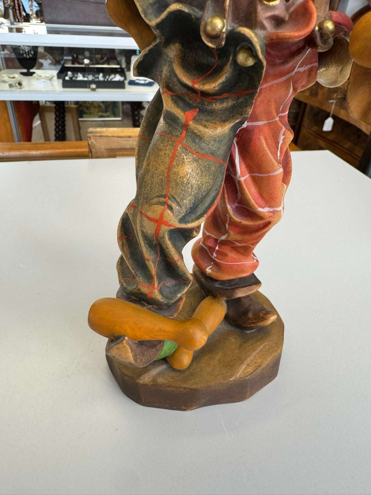 Neuzeitige Skulptur aus Holz 28cm Clown handbemalt