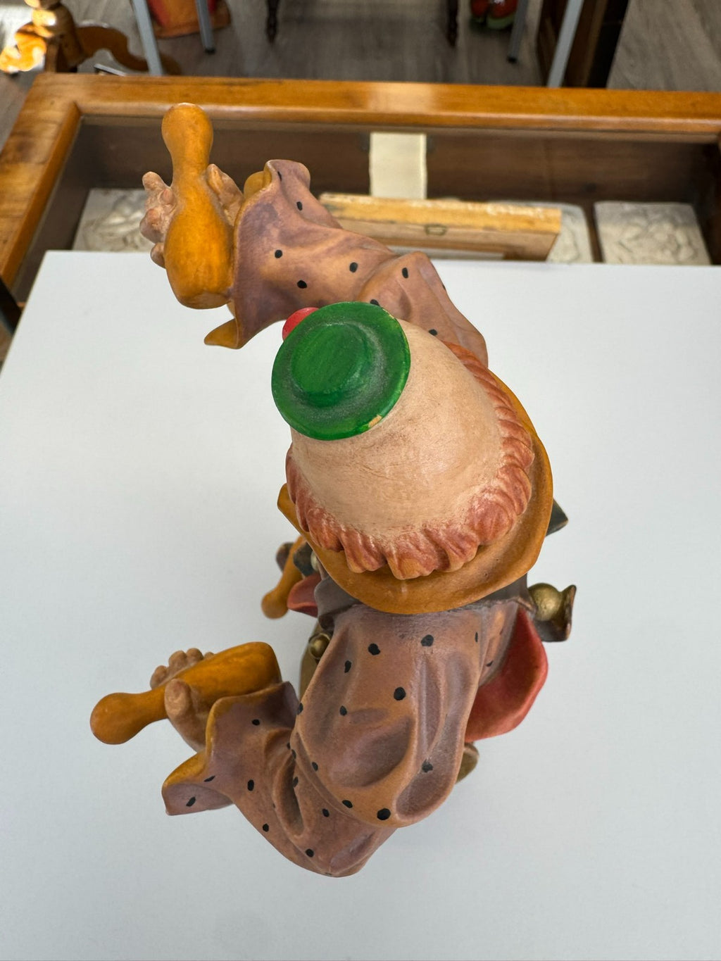 Neuzeitige Skulptur aus Holz 28cm Clown handbemalt