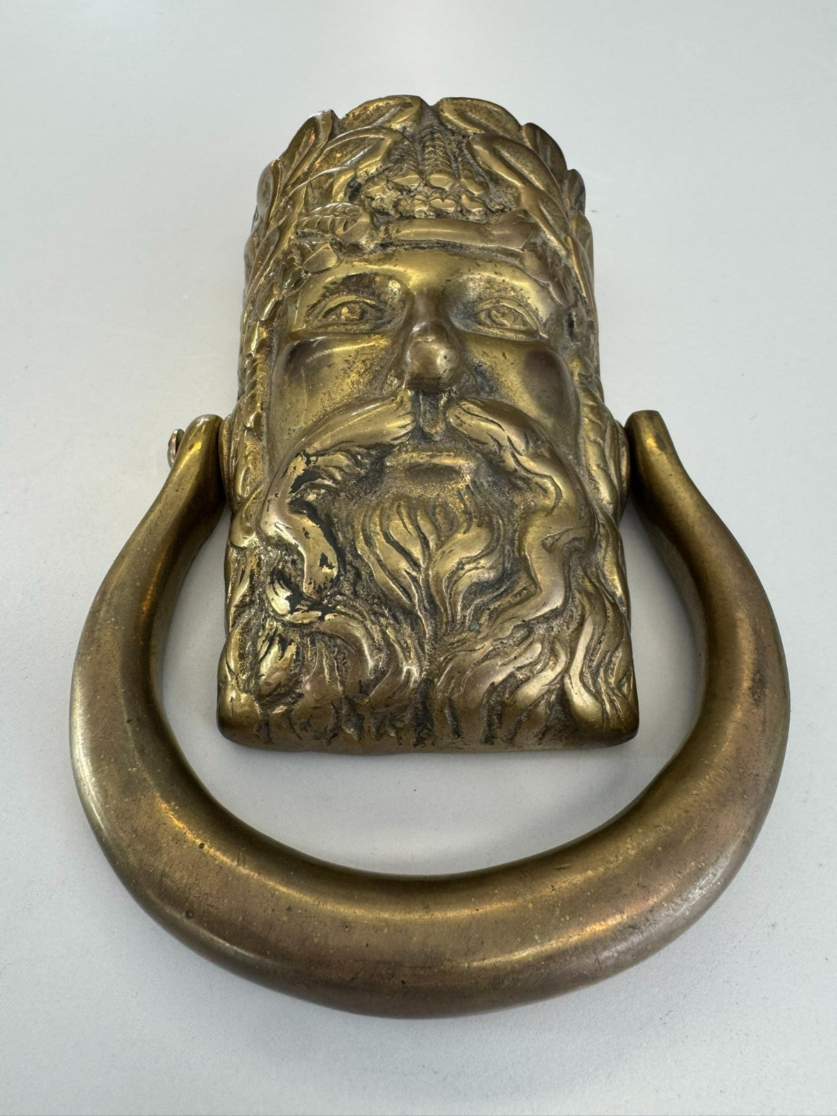 Antike Türapplike Kopf eines Mannes aus Messing um 1880 Türklopfer