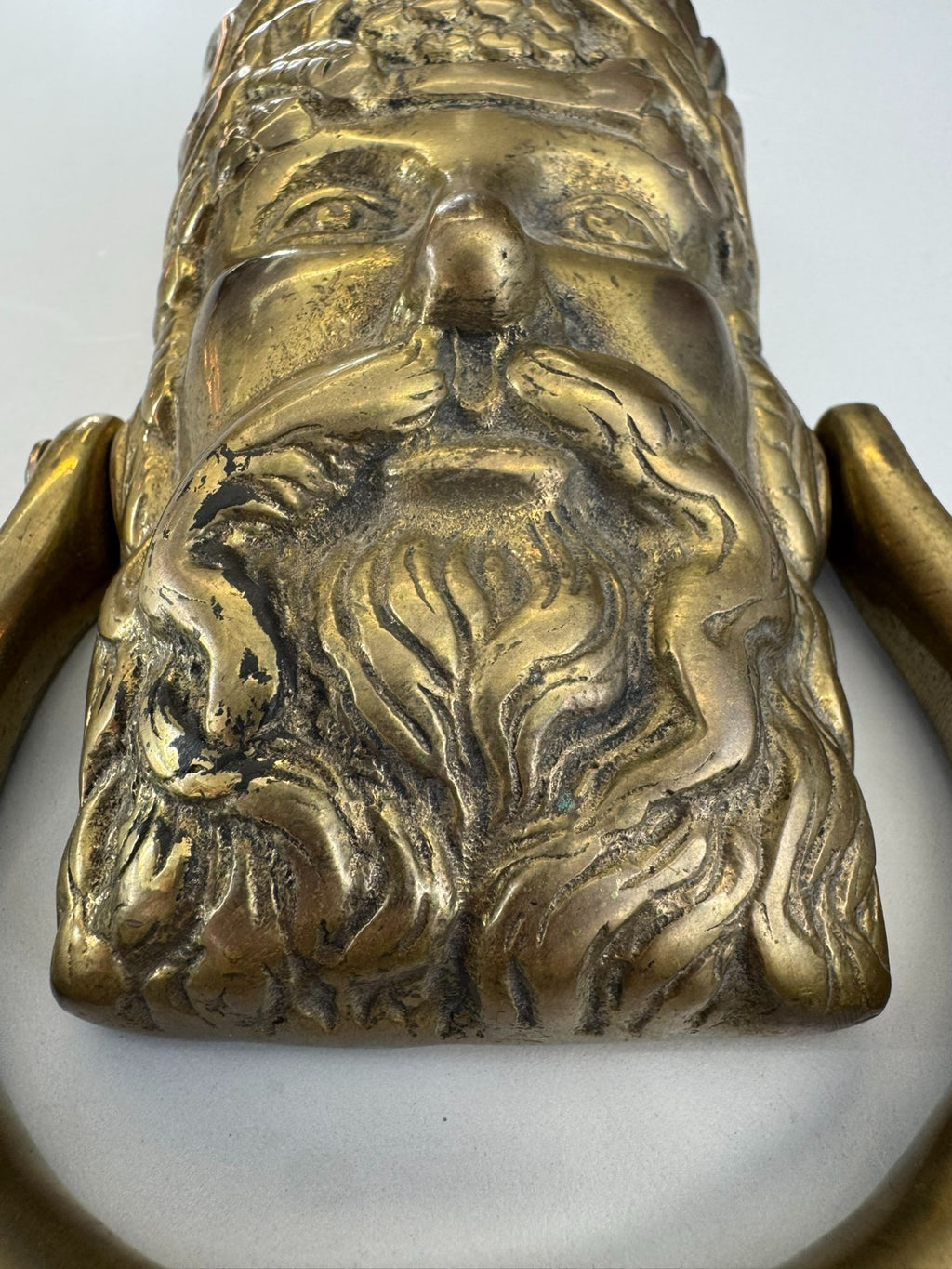 Antike Türapplike Kopf eines Mannes aus Messing um 1880 Türklopfer