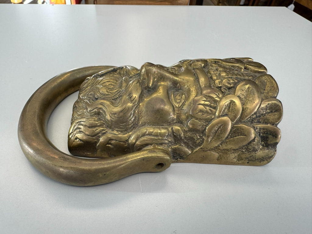 Antike Türapplike Kopf eines Mannes aus Messing um 1880 Türklopfer