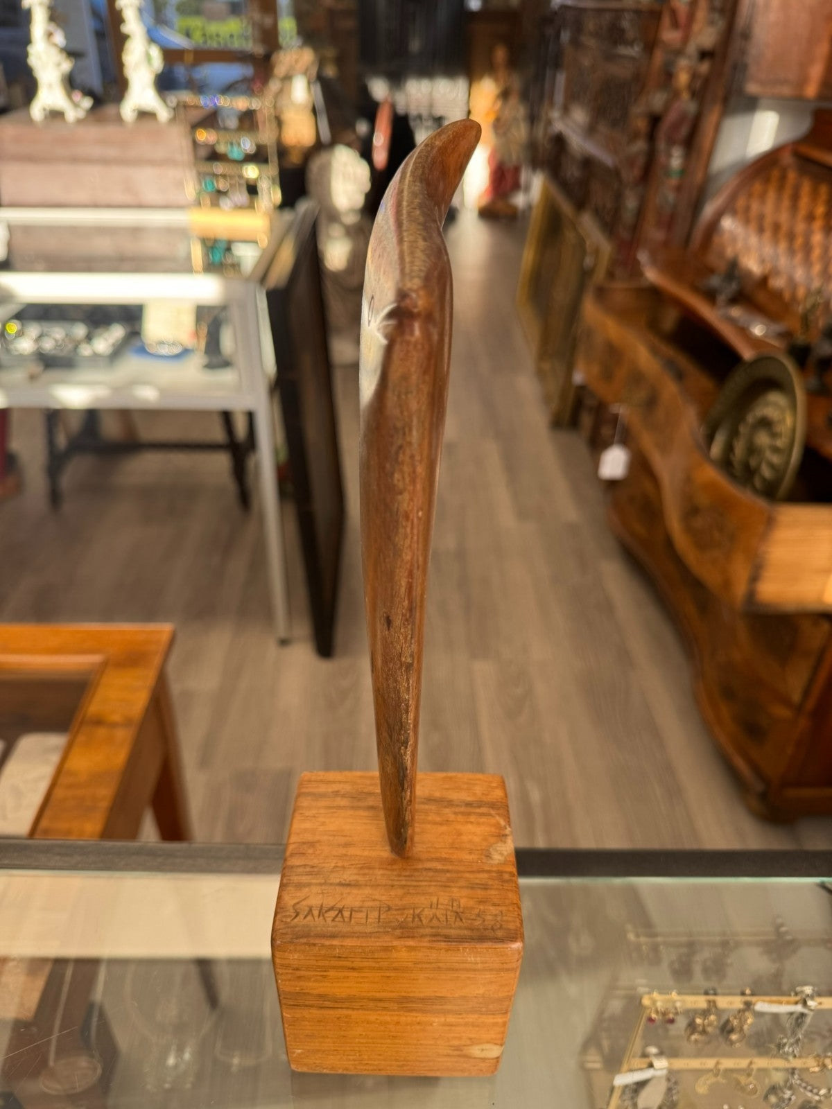 Sakari Pikälä Holz Skulptur der Fisch auf Podest