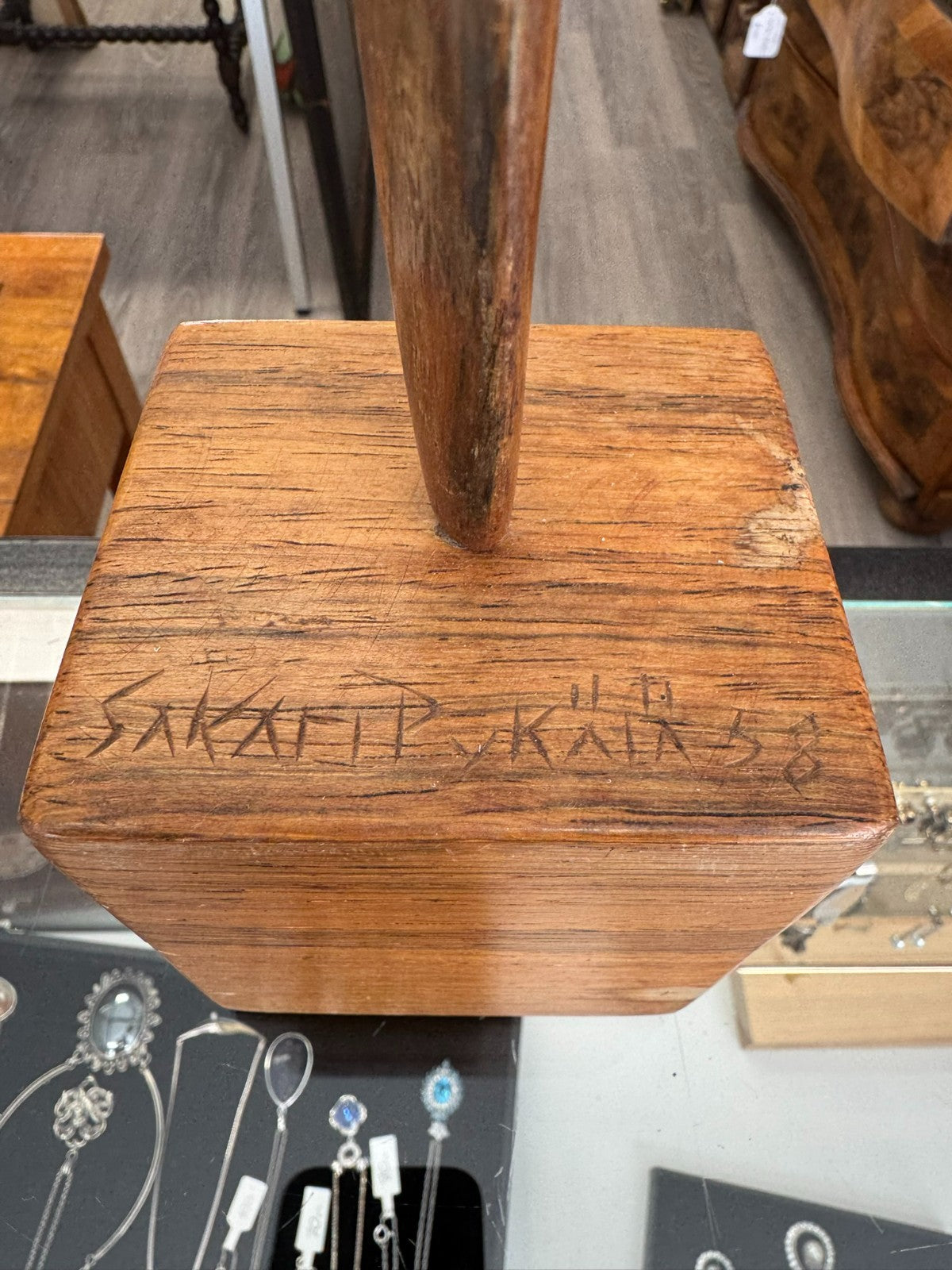 Sakari Pikälä Holz Skulptur der Fisch auf Podest