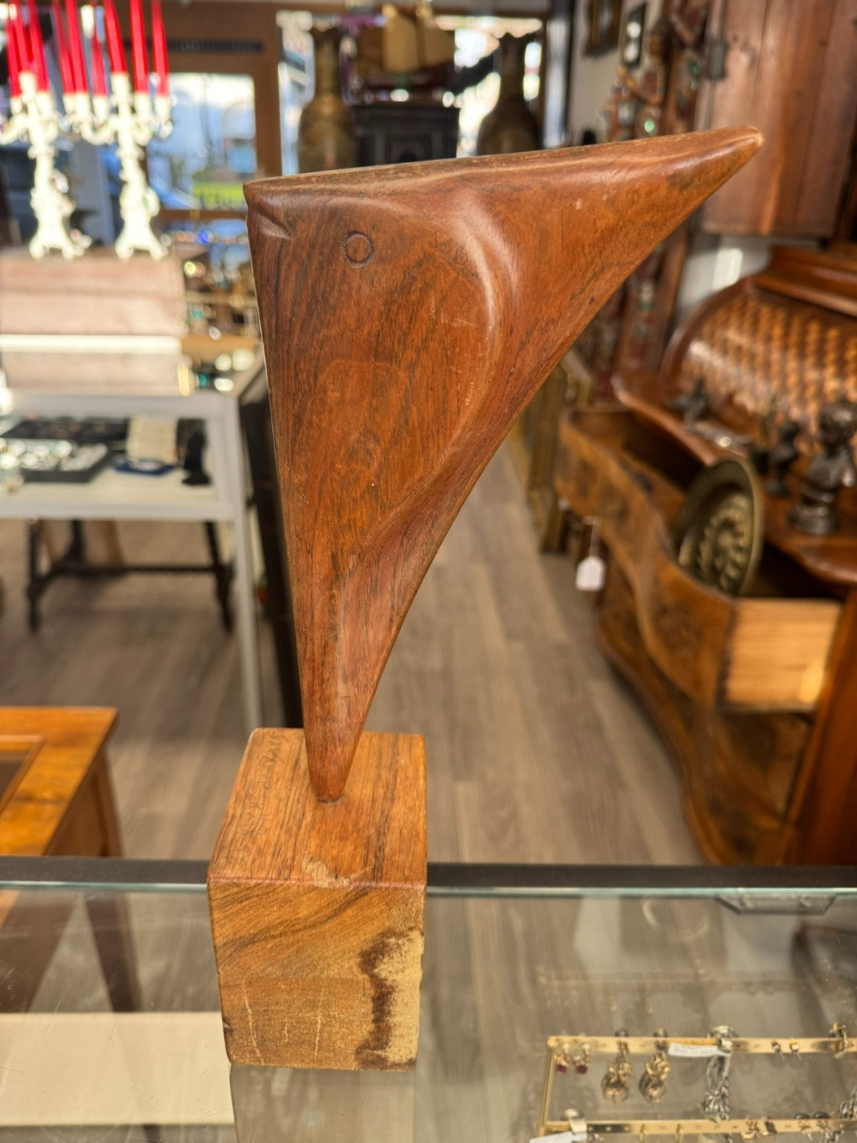 Sakari Pikälä Holz Skulptur der Fisch auf Podest
