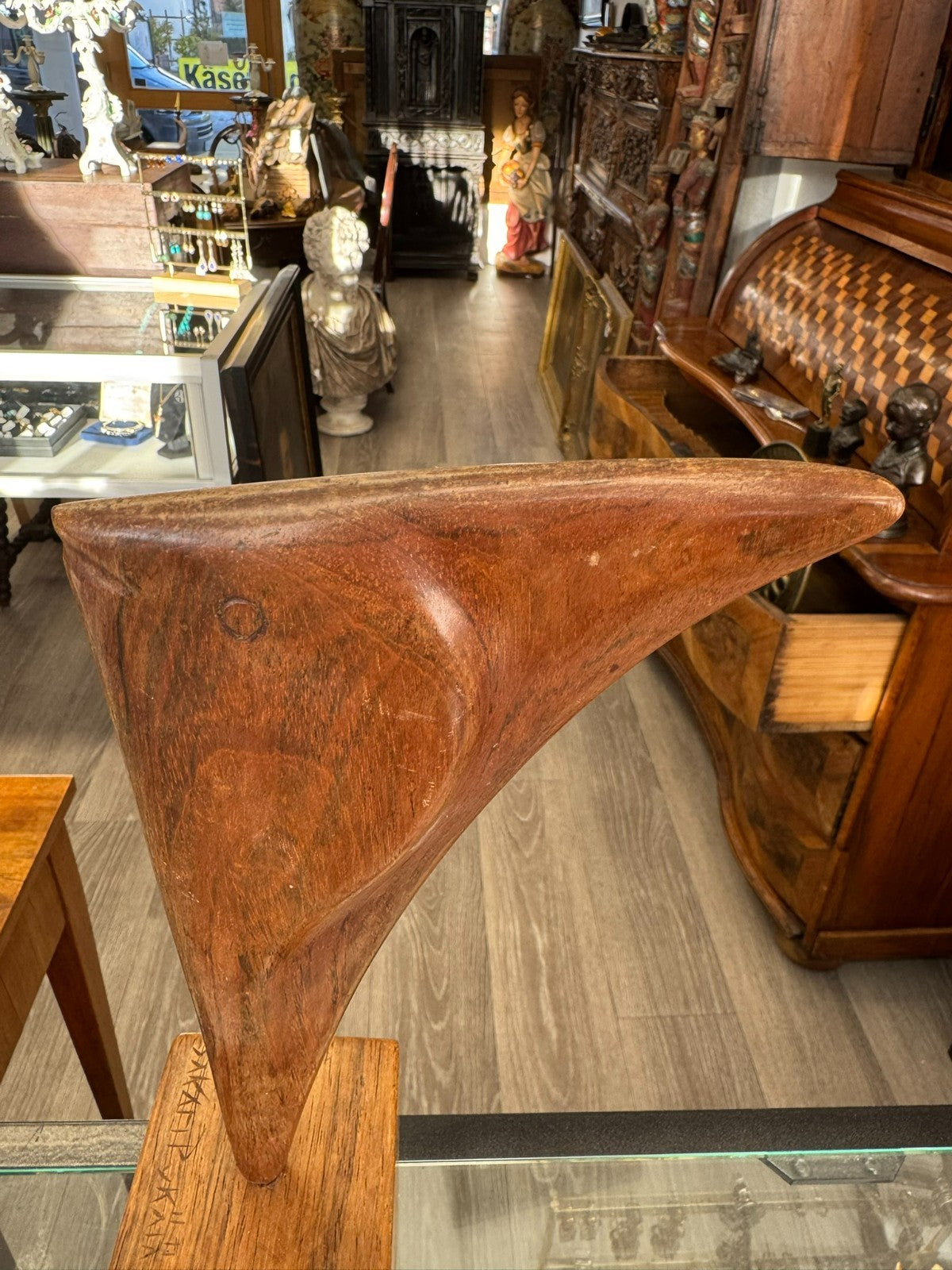 Sakari Pikälä Holz Skulptur der Fisch auf Podest