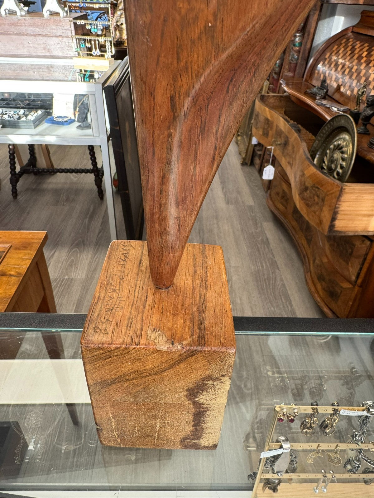 Sakari Pikälä Holz Skulptur der Fisch auf Podest