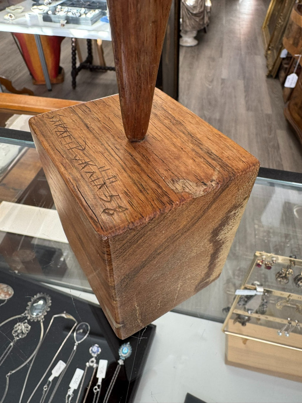 Sakari Pikälä Holz Skulptur der Fisch auf Podest