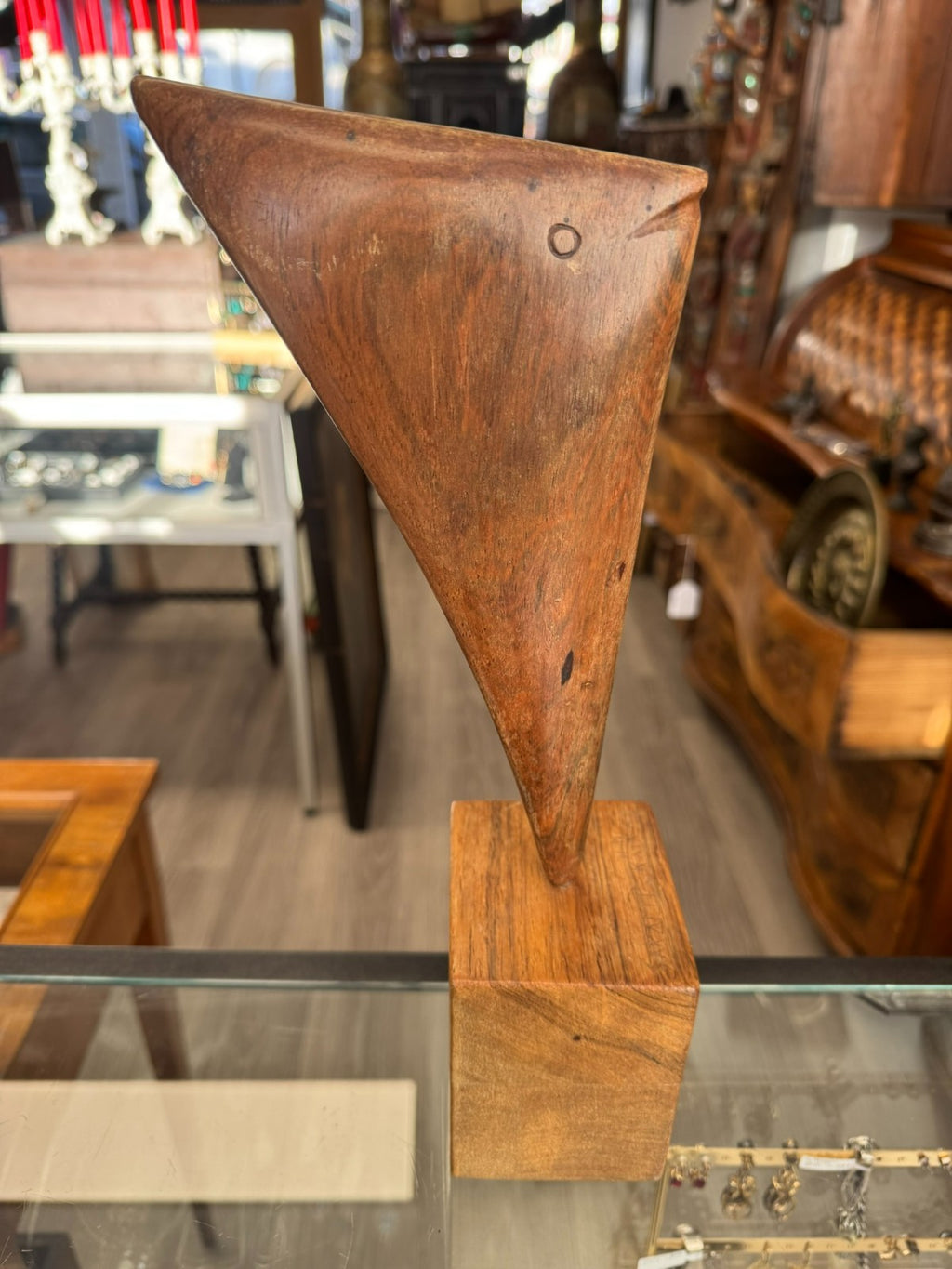 SAKARI PIKÄLÄ HOLZ SKULPTUR DER FISCH AUF PODEST