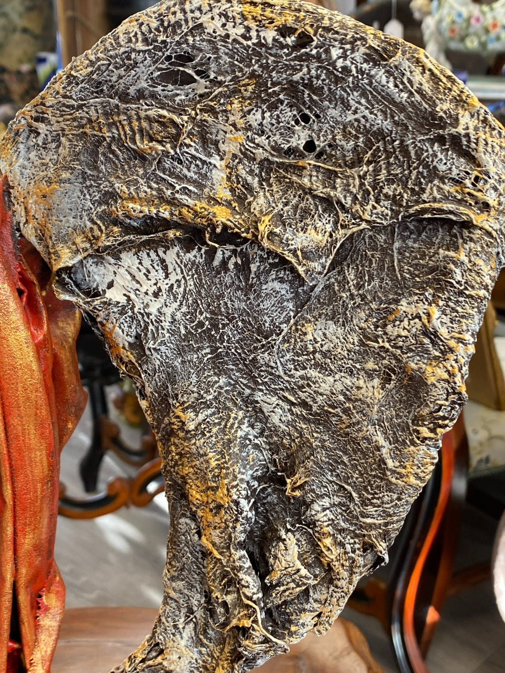 Unikat Kunst Skulptur aus Pappmache auf Podest Schlafendes Kokon 43,5cm