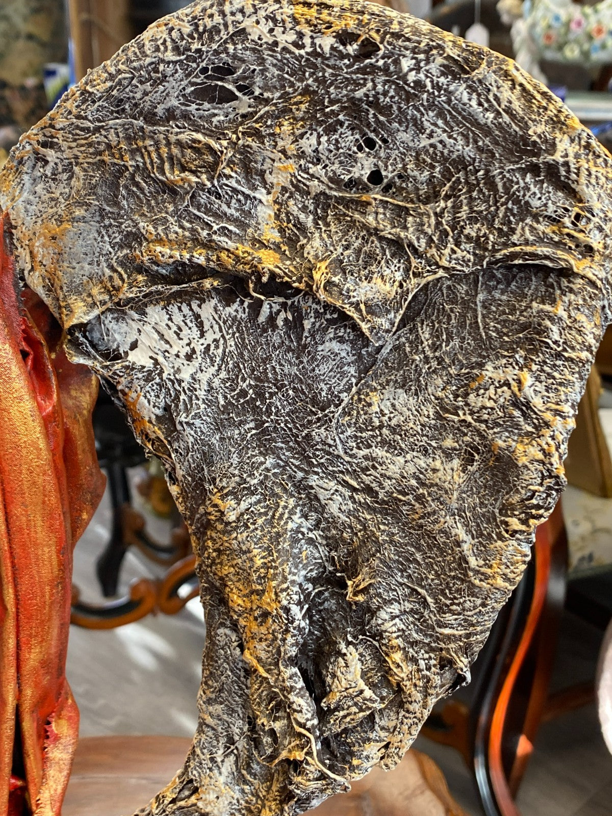 Unikat Kunst Skulptur aus Pappmache auf Podest Schlafendes Kokon 43,5cm