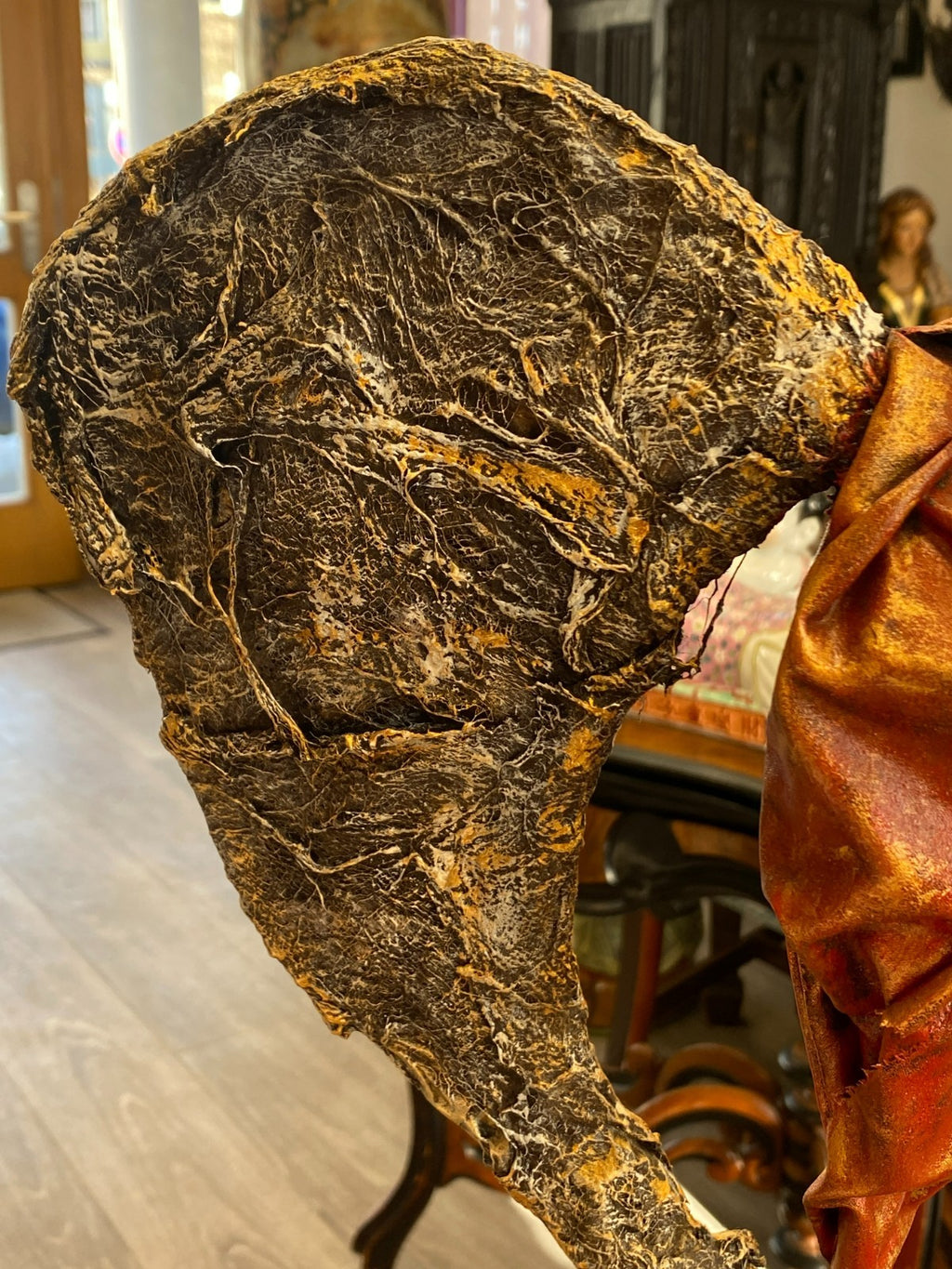 Unikat Kunst Skulptur aus Pappmache auf Podest Schlafendes Kokon 43,5cm