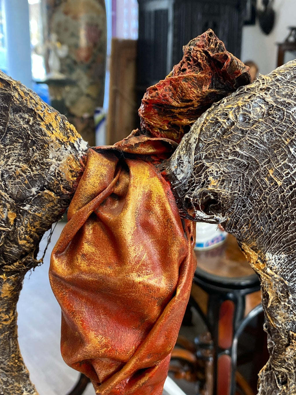 Unikat Kunst Skulptur aus Pappmache auf Podest Schlafendes Kokon 43,5cm