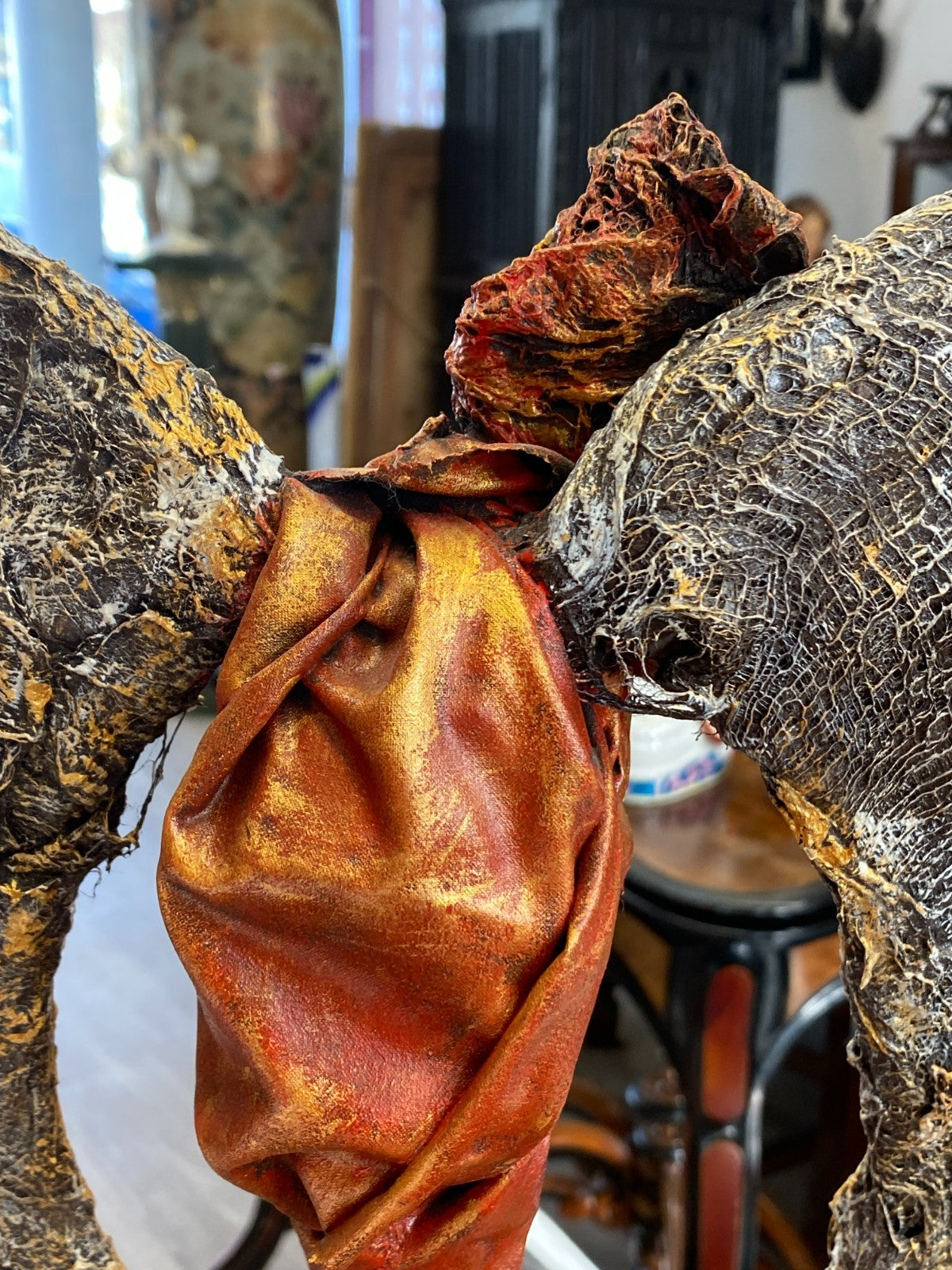 Unikat Kunst Skulptur aus Pappmache auf Podest Schlafendes Kokon 43,5cm
