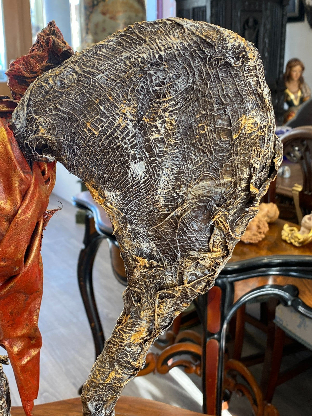 Unikat Kunst Skulptur aus Pappmache auf Podest Schlafendes Kokon 43,5cm