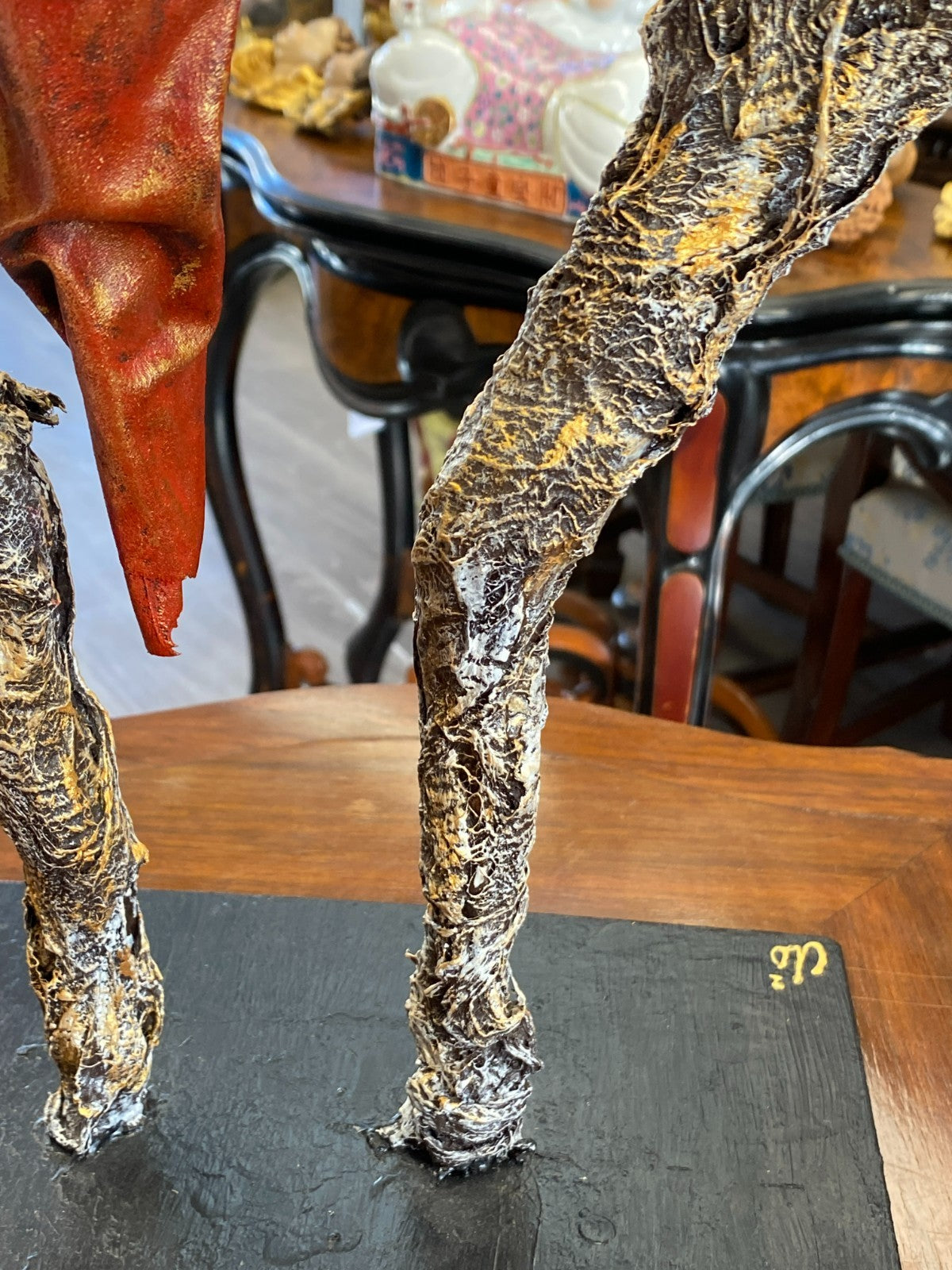 Unikat Kunst Skulptur aus Pappmache auf Podest Schlafendes Kokon 43,5cm