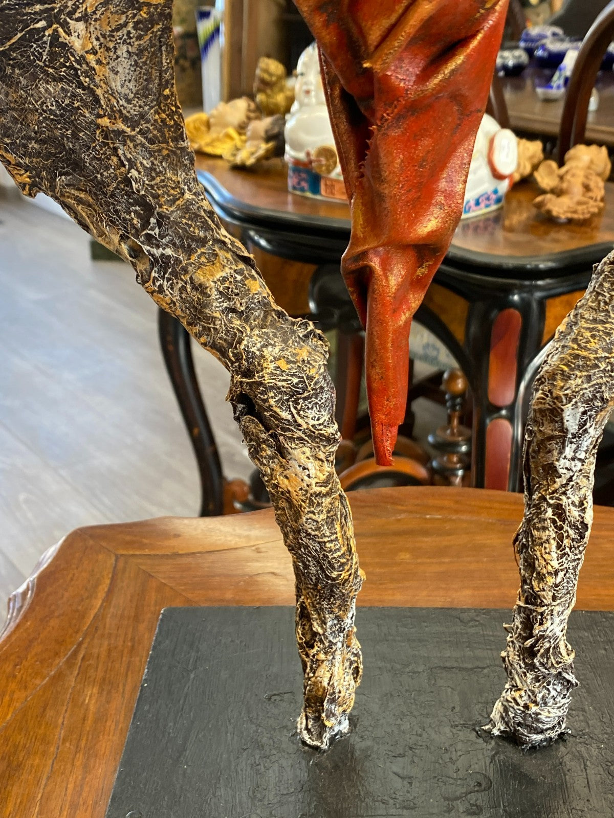 Unikat Kunst Skulptur aus Pappmache auf Podest Schlafendes Kokon 43,5cm