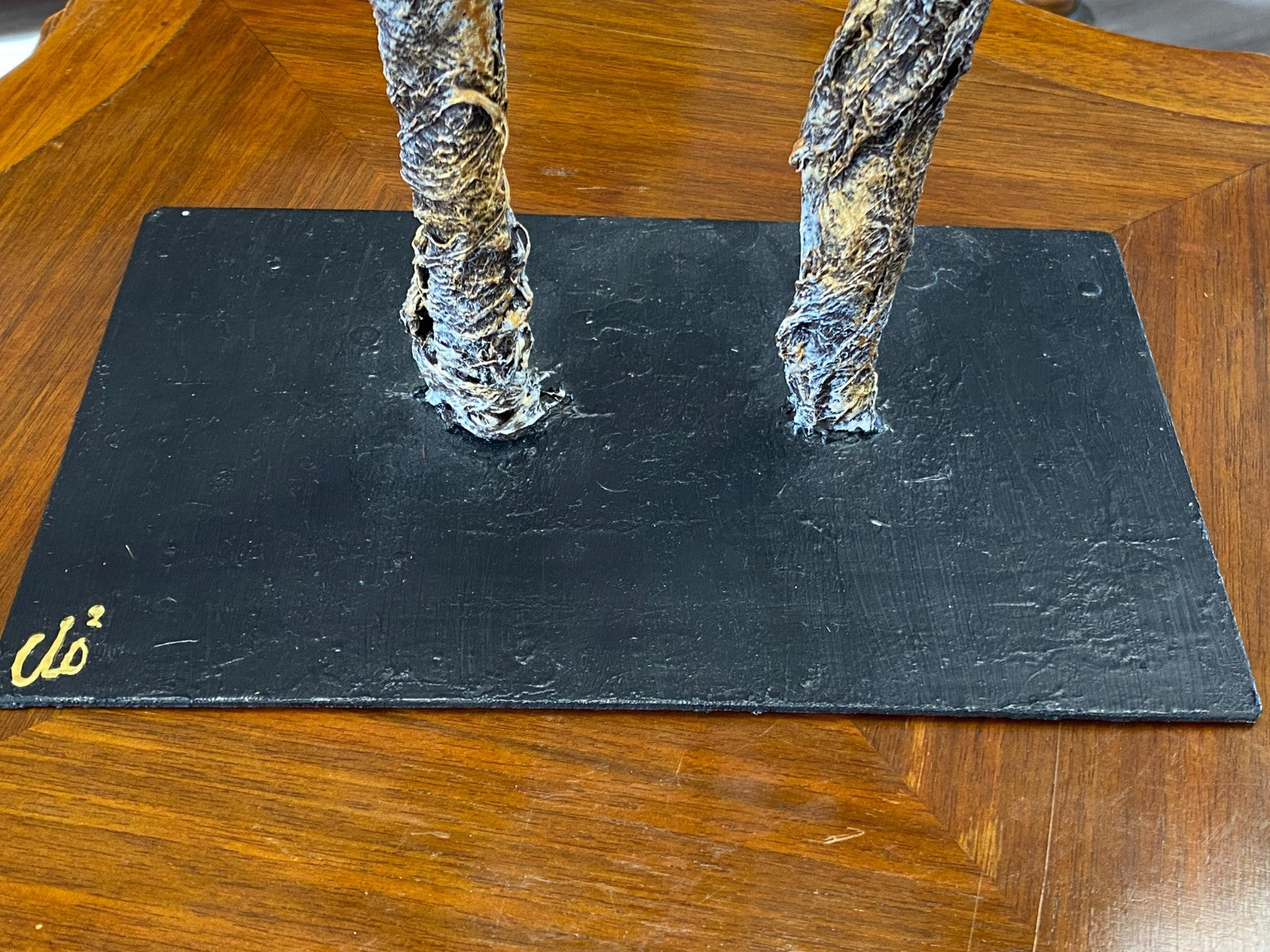 Unikat Kunst Skulptur aus Pappmache auf Podest Schlafendes Kokon 43,5cm