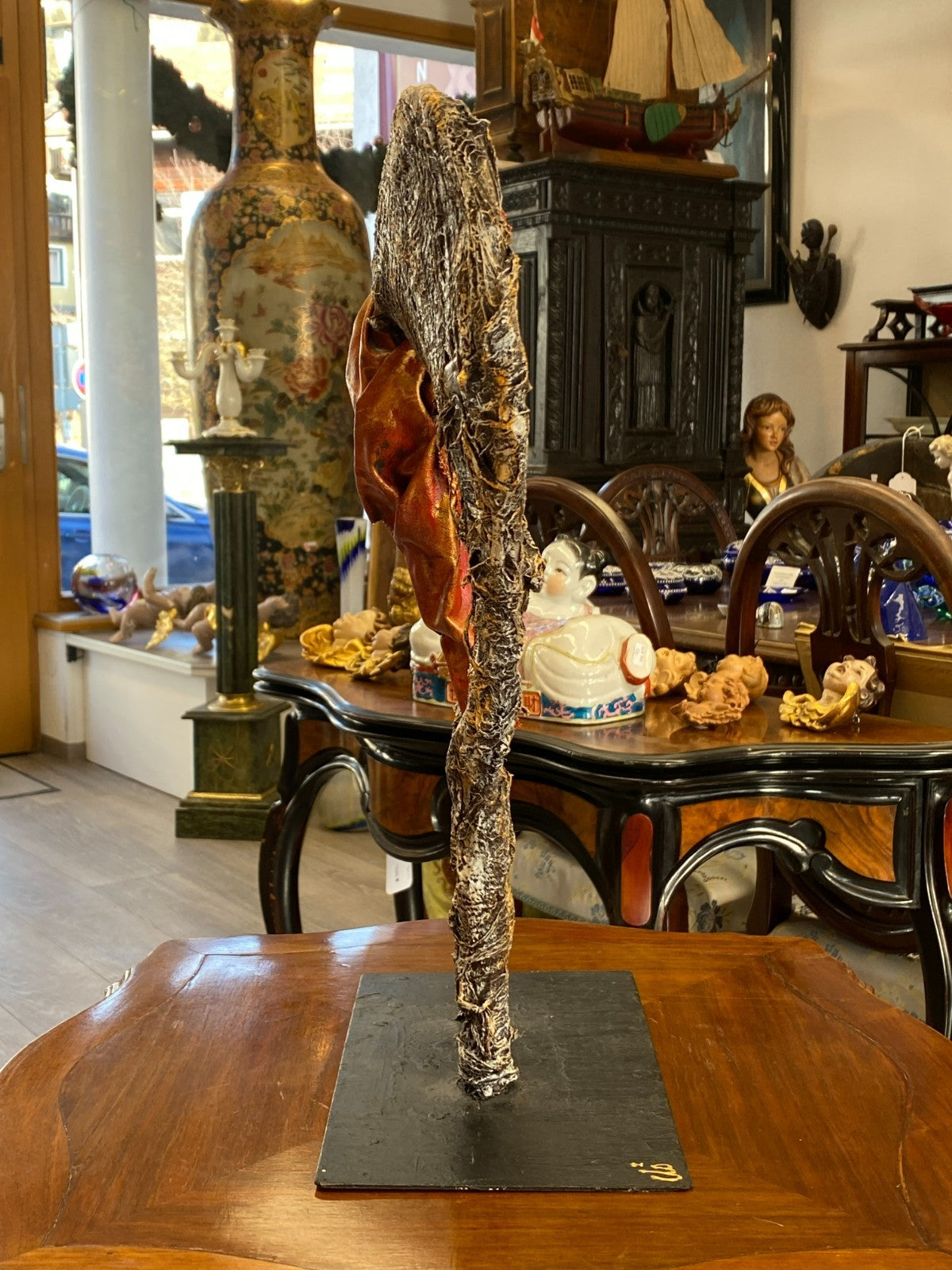 Unikat Kunst Skulptur aus Pappmache auf Podest Schlafendes Kokon 43,5cm