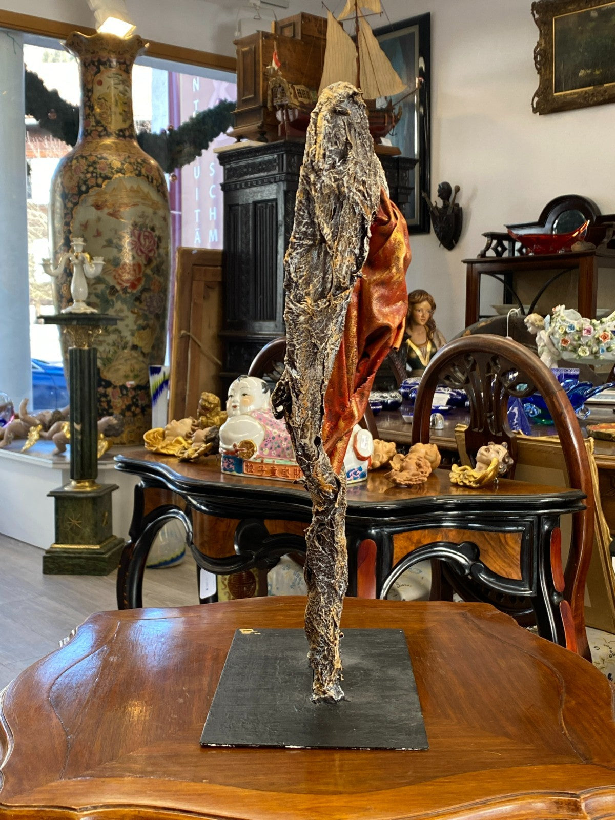 Unikat Kunst Skulptur aus Pappmache auf Podest Schlafendes Kokon 43,5cm