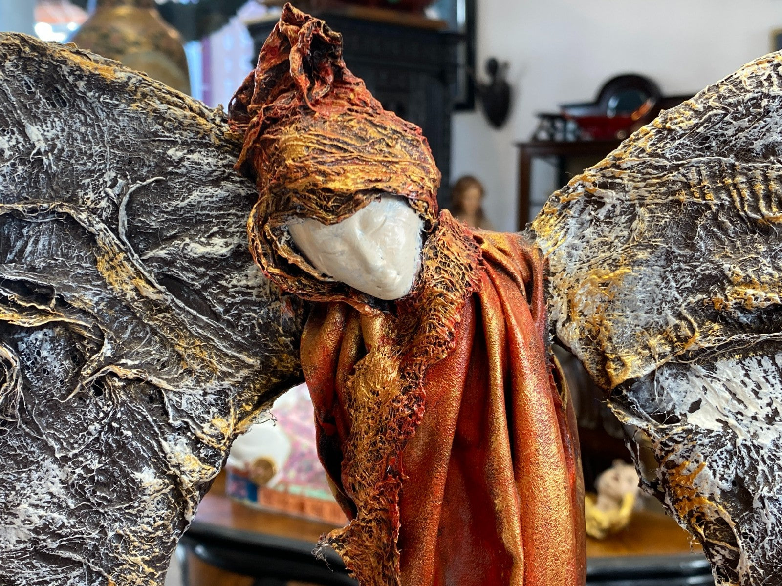 Unikat Kunst Skulptur aus Pappmache auf Podest Schlafendes Kokon 43,5cm