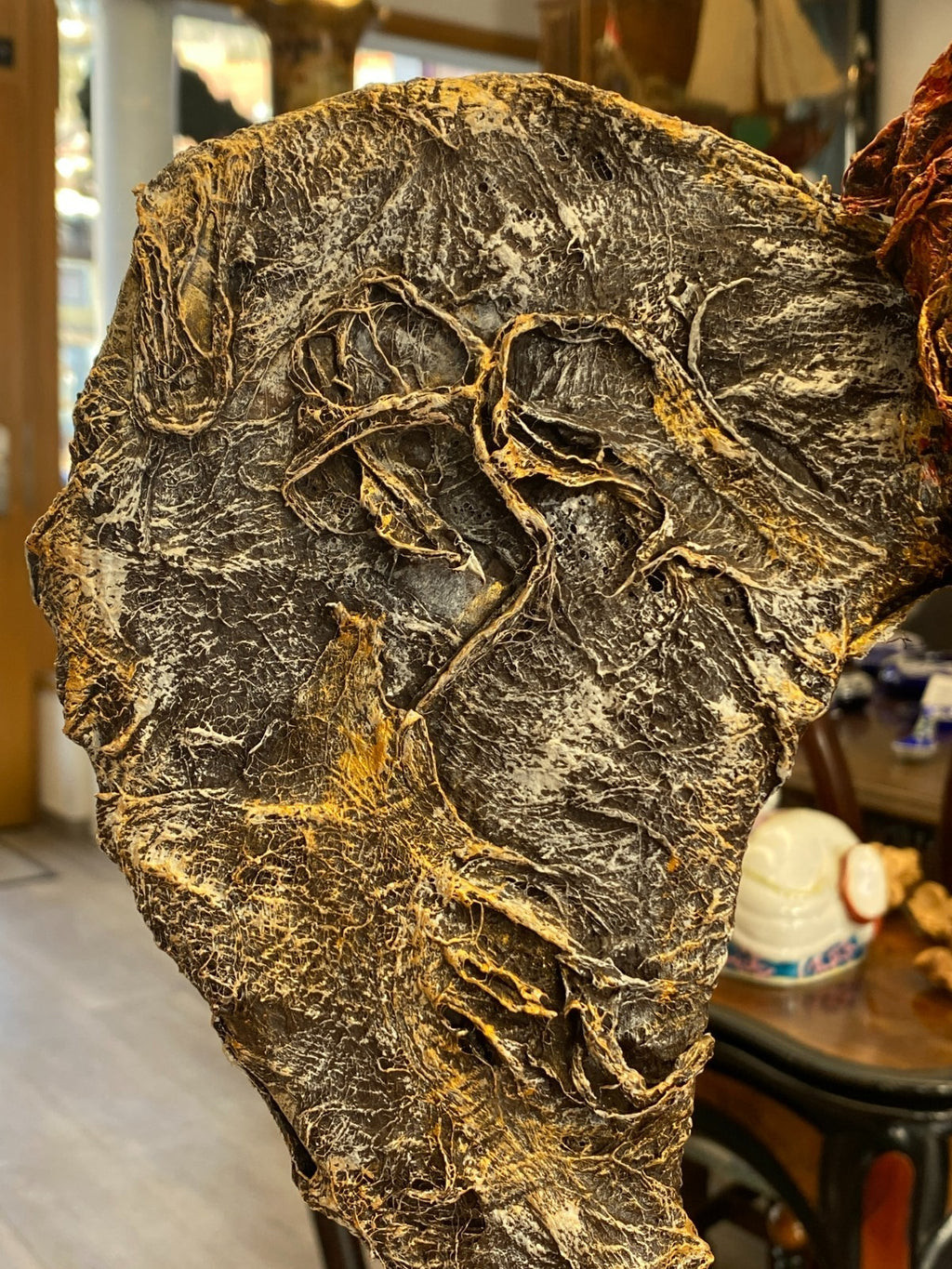 Unikat Kunst Skulptur aus Pappmache auf Podest Schlafendes Kokon 43,5cm
