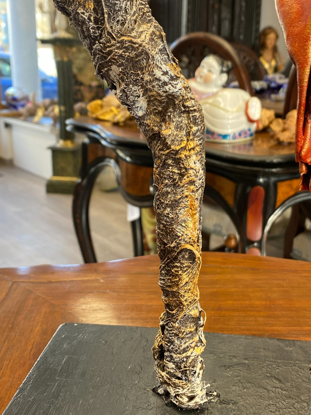 Unikat Kunst Skulptur aus Pappmache auf Podest Schlafendes Kokon 43,5cm
