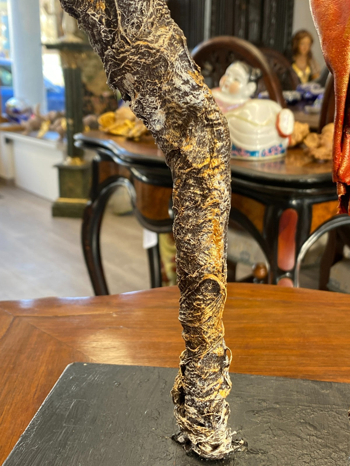 Unikat Kunst Skulptur aus Pappmache auf Podest Schlafendes Kokon 43,5cm