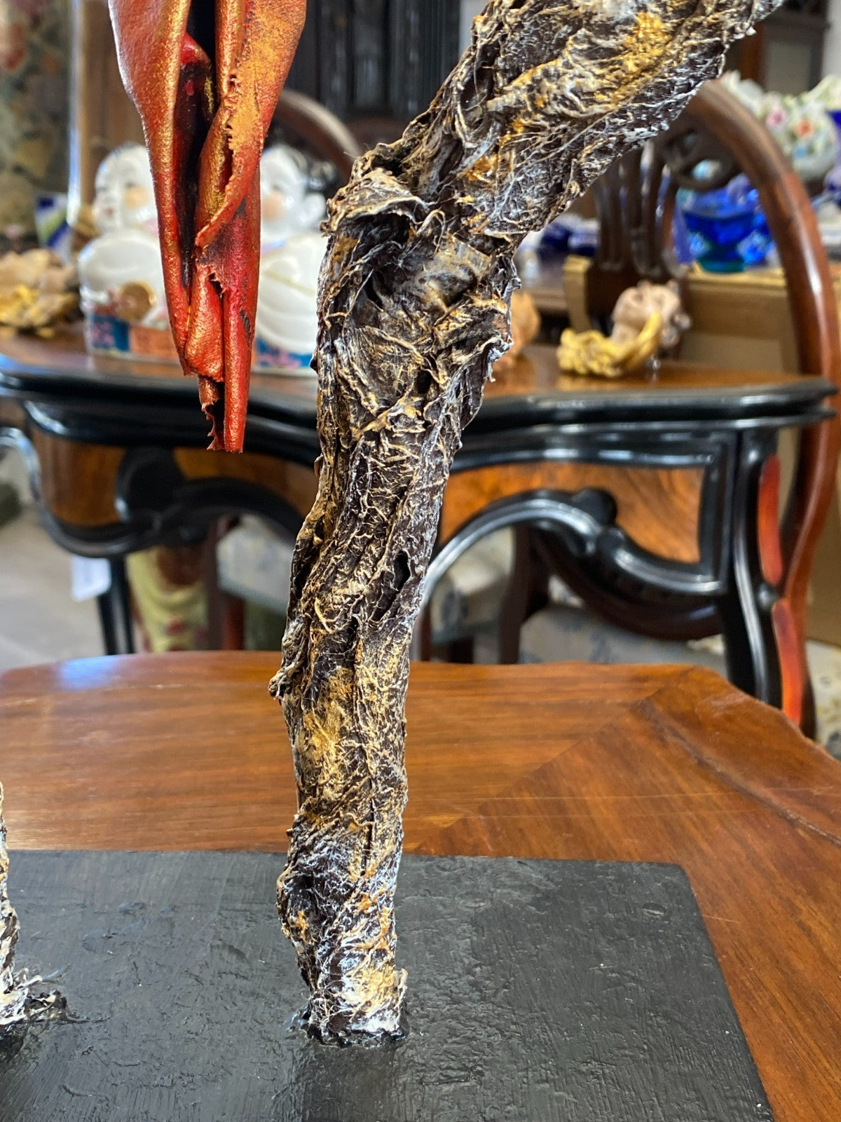 Unikat Kunst Skulptur aus Pappmache auf Podest Schlafendes Kokon 43,5cm