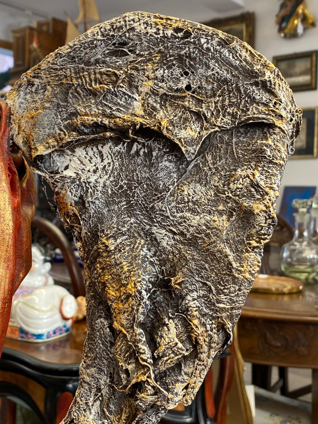 Unikat Kunst Skulptur aus Pappmache auf Podest Schlafendes Kokon 43,5cm