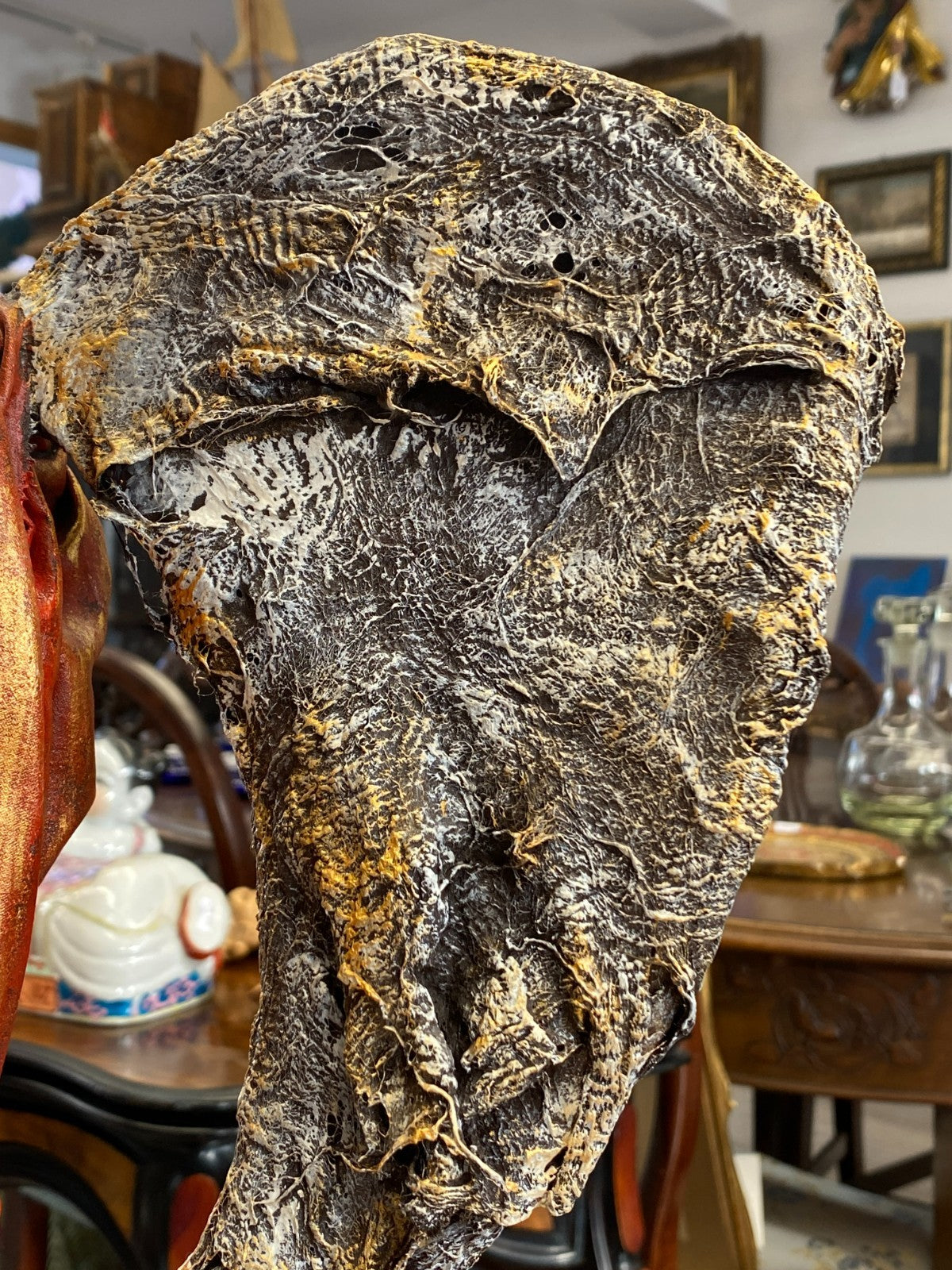 Unikat Kunst Skulptur aus Pappmache auf Podest Schlafendes Kokon 43,5cm