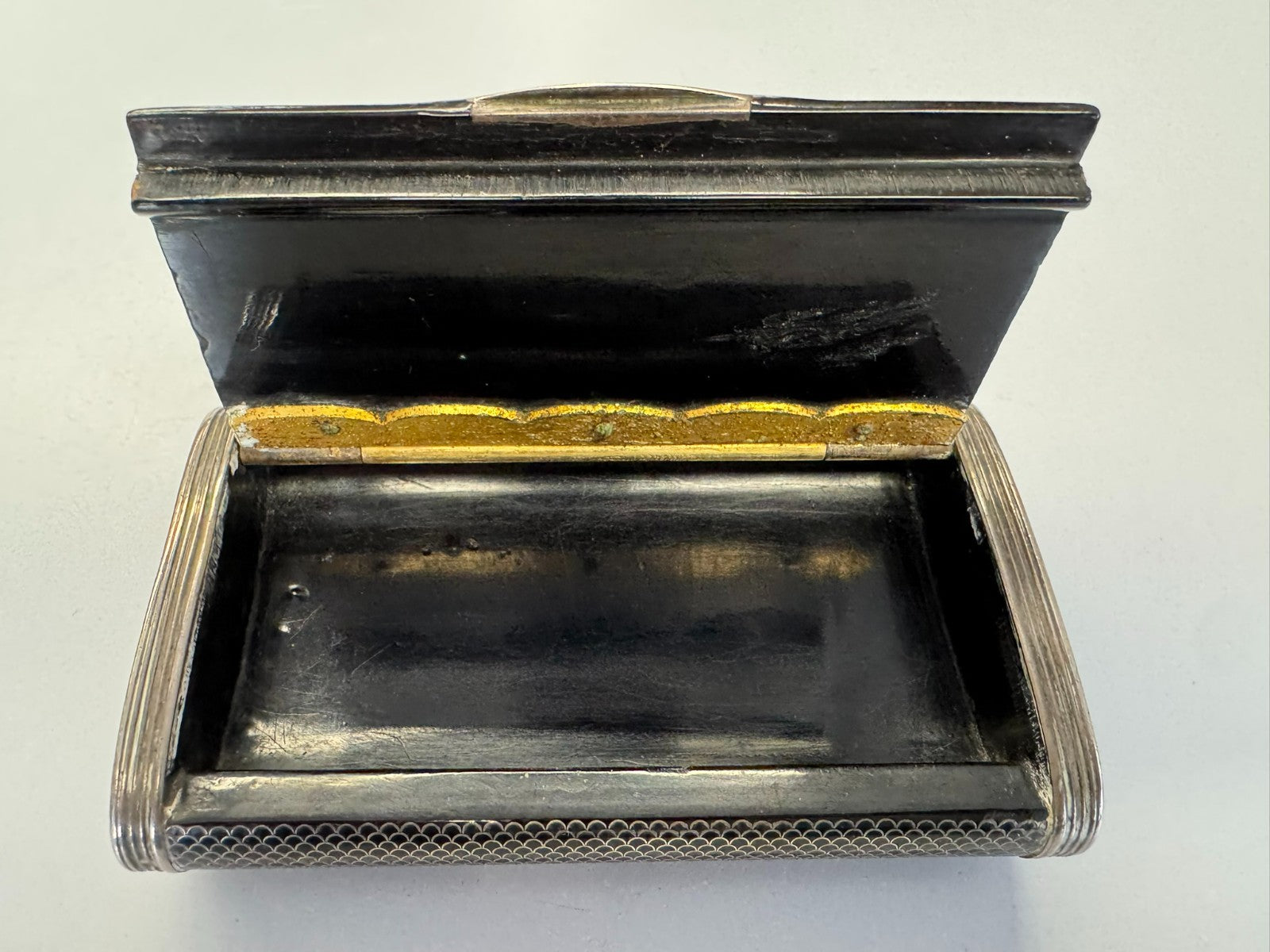 Antikes Zigarettenetui Tabatiere Dose Metall versilbert Emaille Bezeichnung
