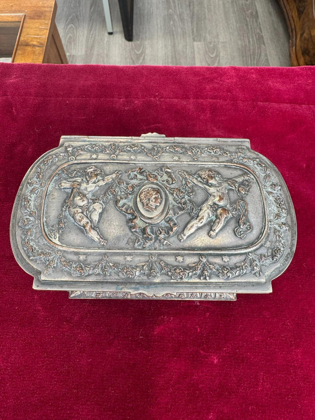 Antike Historismus Dose Schatulle mit Putti Metall versilbert