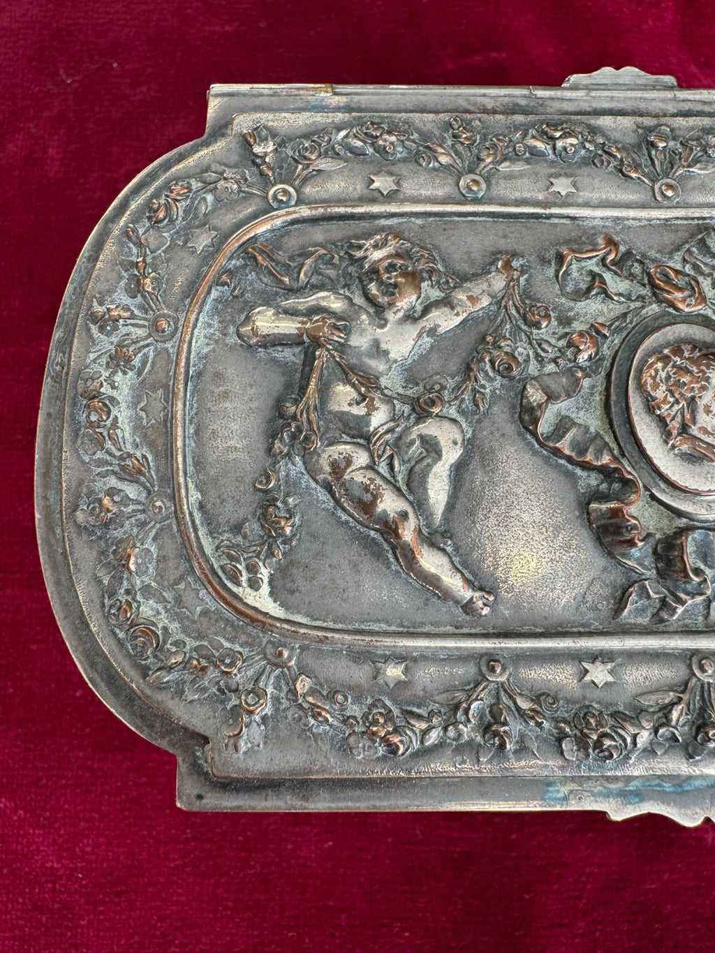 Antike Historismus Dose Schatulle mit Putti Metall versilbert