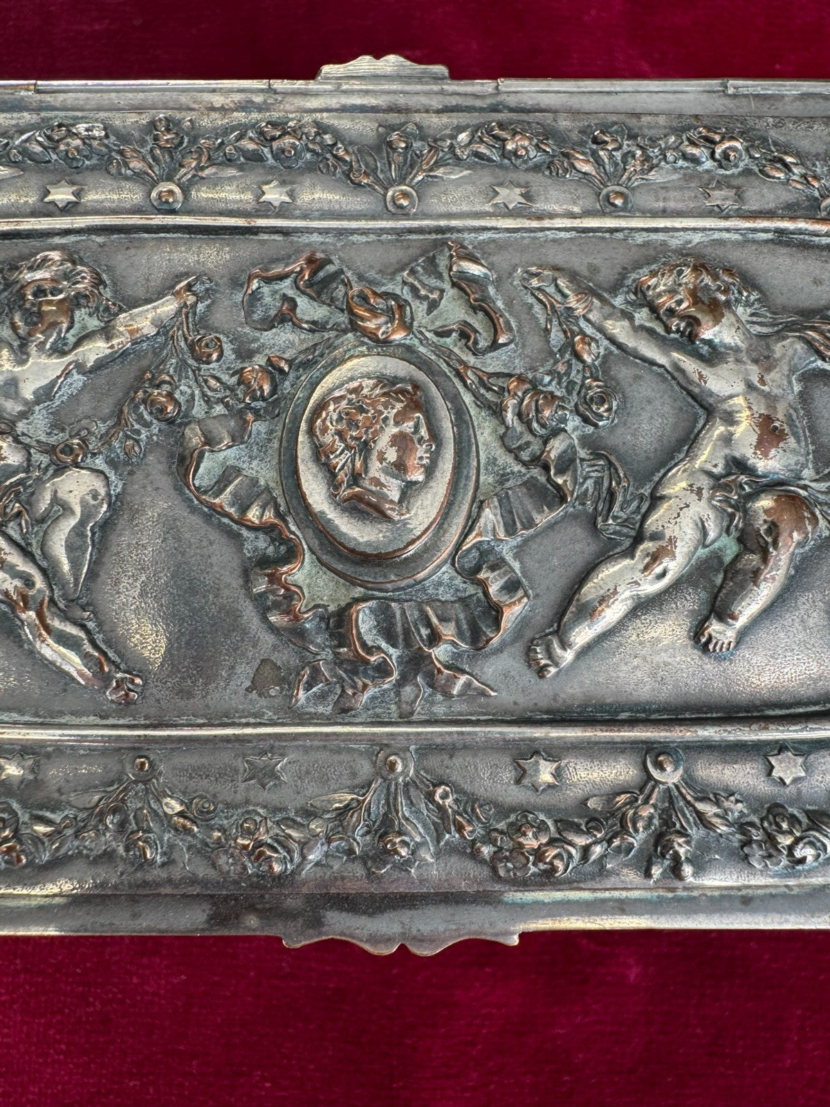 Antike Historismus Dose Schatulle mit Putti Metall versilbert